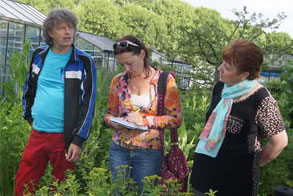 Samen met cursisten in de kruidentuin